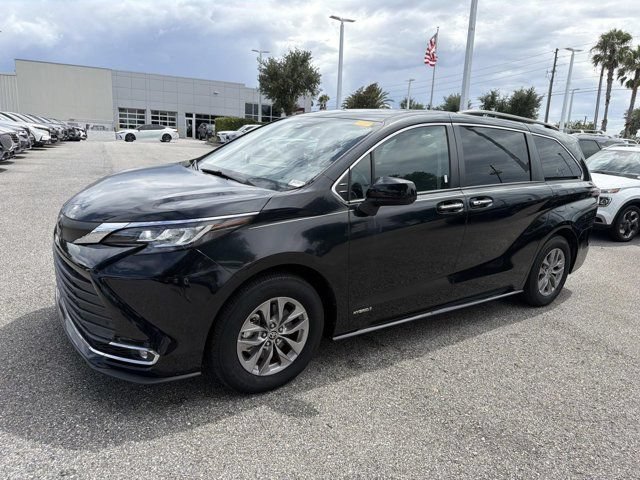 Used 2021 Toyota Sienna XLE FWD image 5