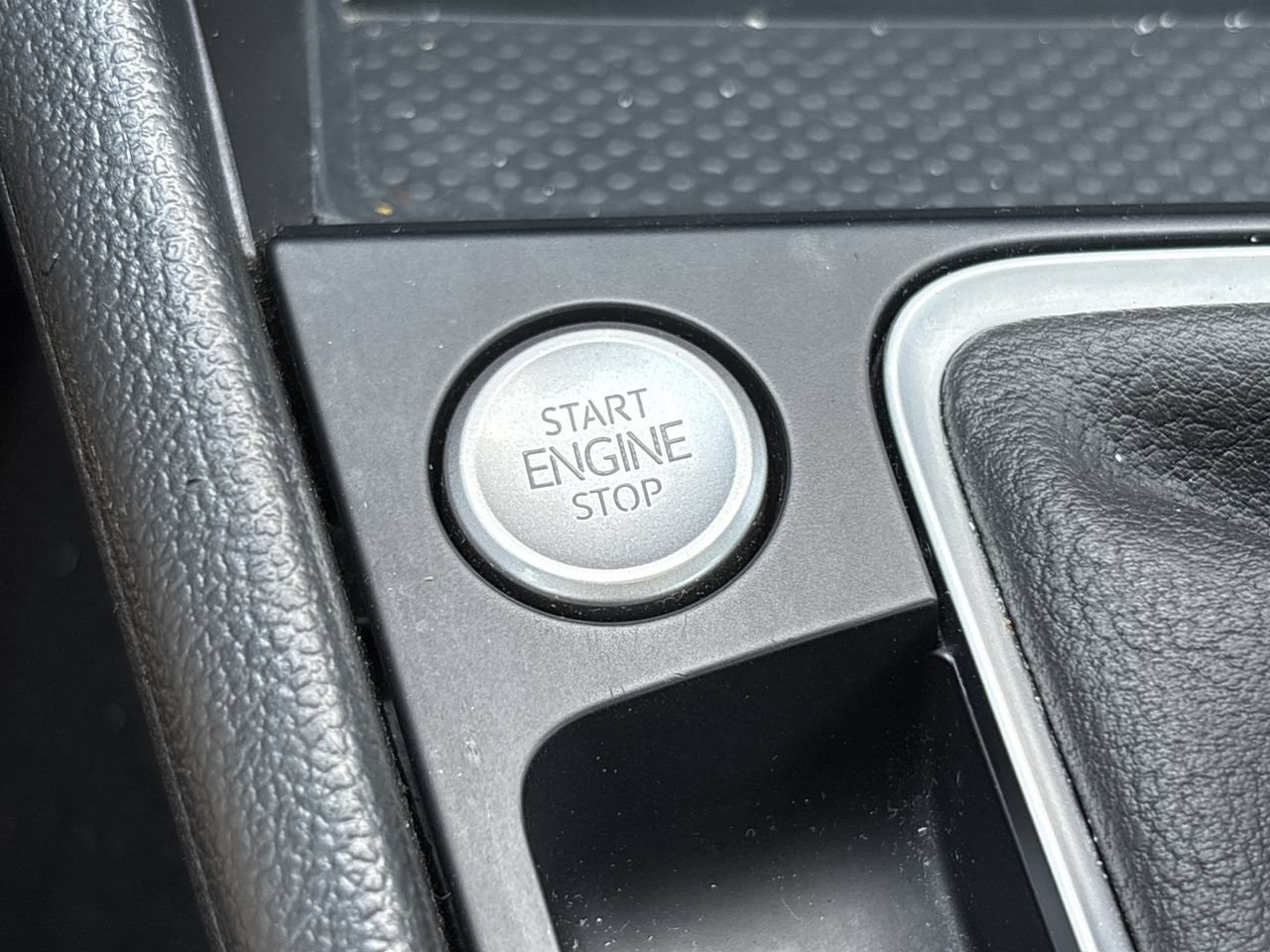Used 2025 Volkswagen Jetta SE FWD image 9
