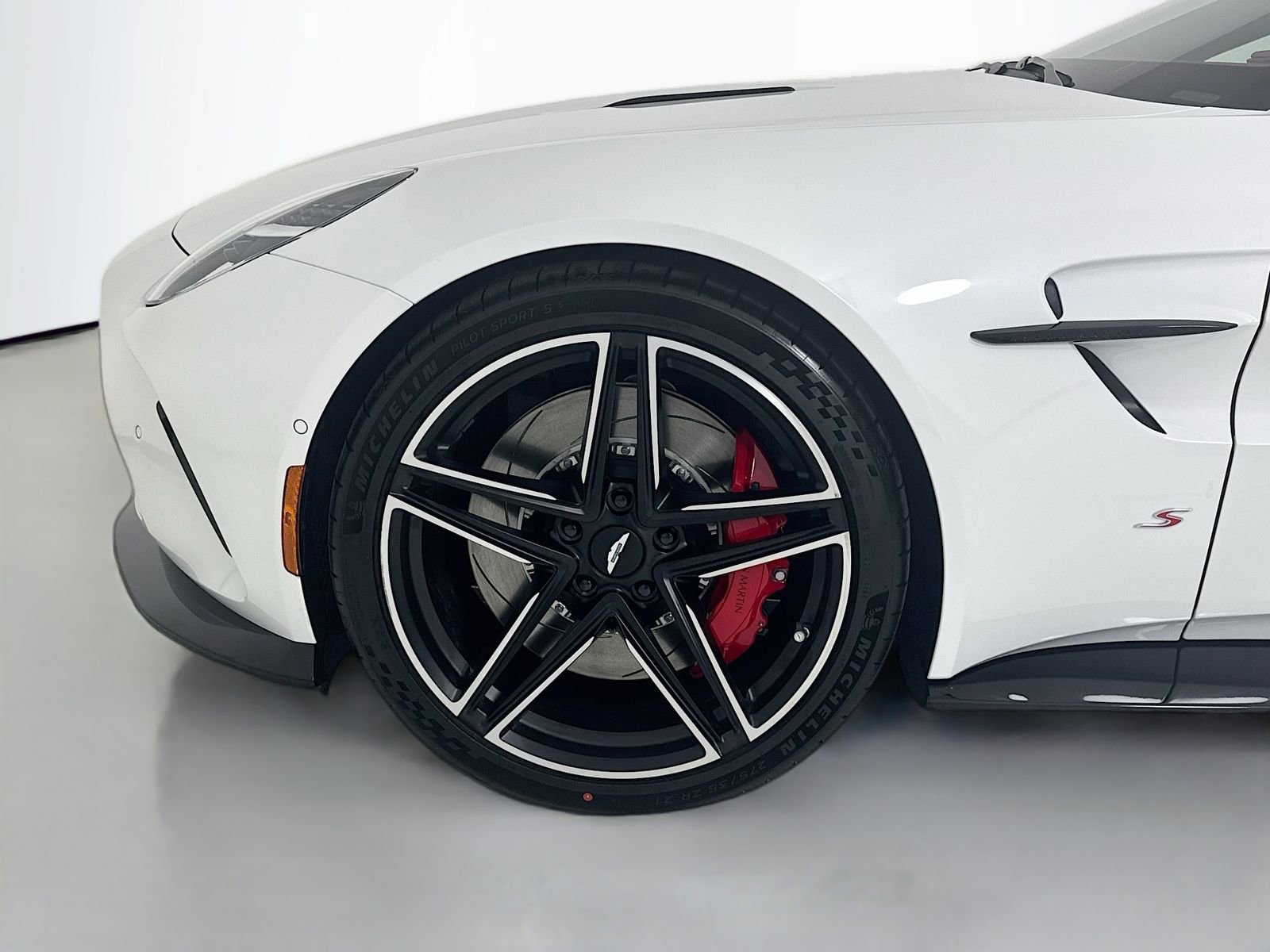 Used 2026 Aston Martin V8 Vantage S RWD image 9
