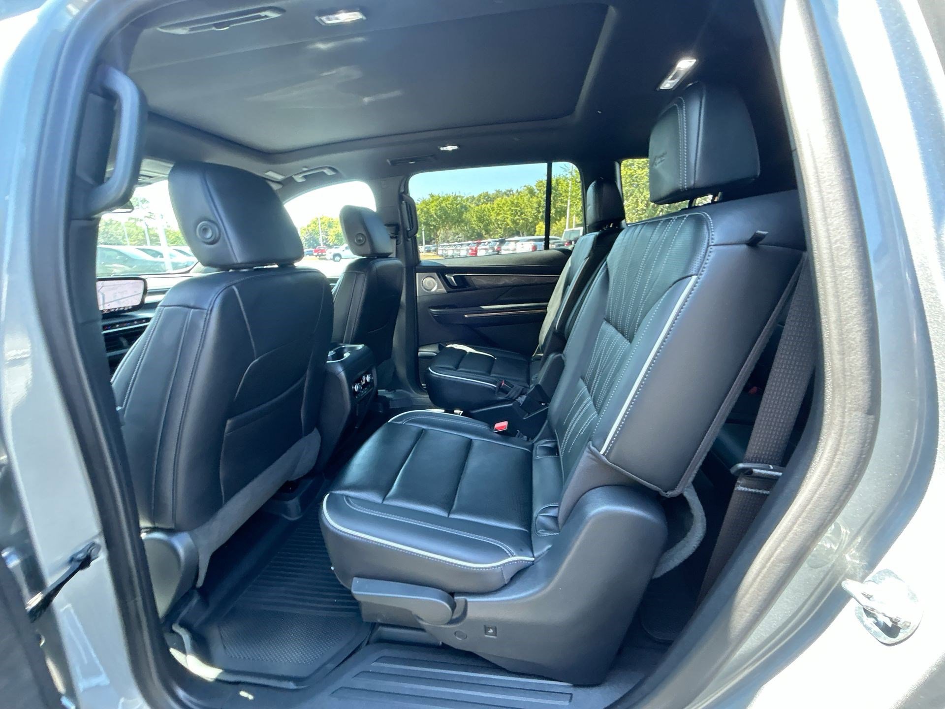 Used 2025 Buick Enclave Avenir image 32