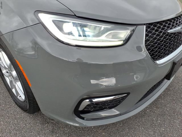 Used 2023 Chrysler Pacifica Touring-L image 3