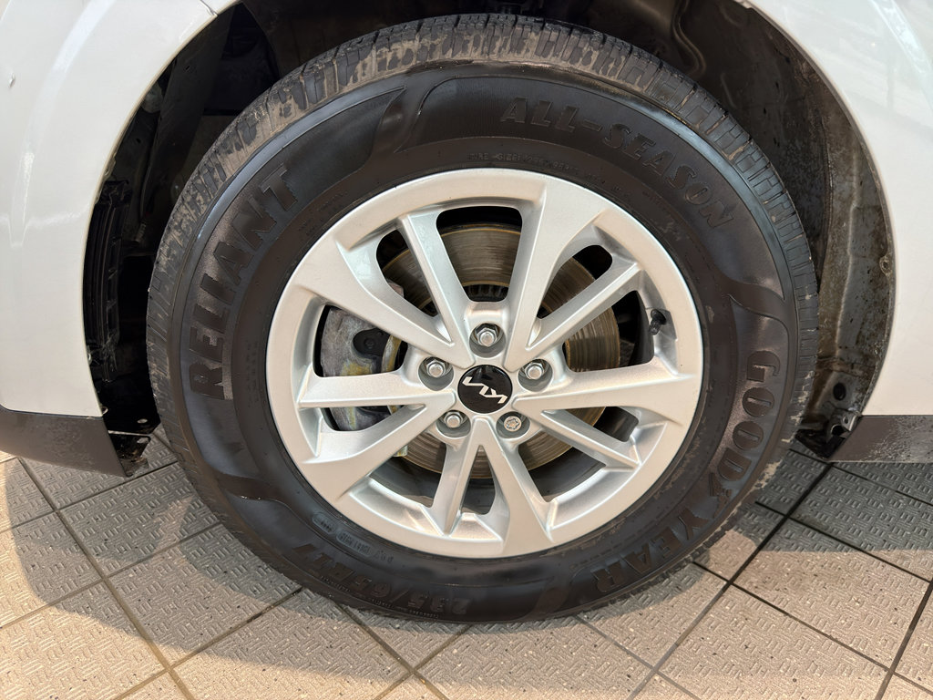 Used 2023 Kia Carnival LX FWD image 9