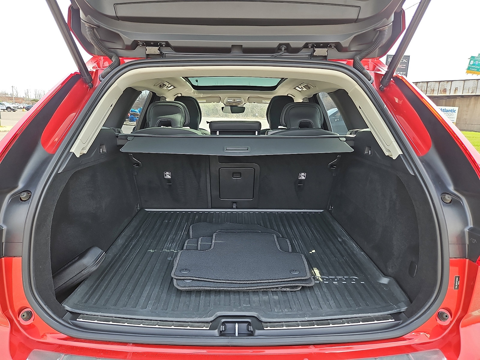 Certified 2023 Volvo XC60 B5 Plus w/ Protection Package Premier image 28