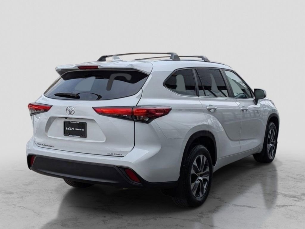 Used 2023 Toyota Highlander XLE AWD/4WD image 6
