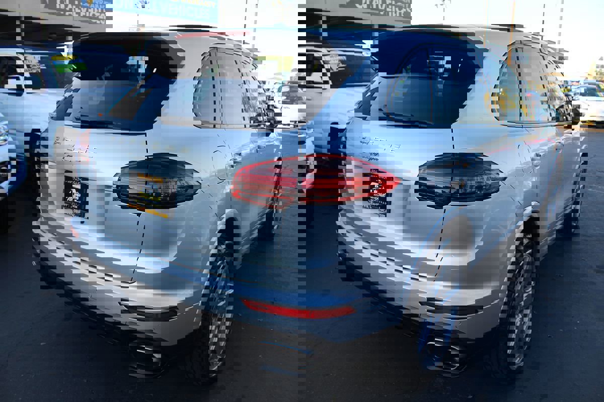 Used 2018 Porsche Cayenne Platinum Edition image 7