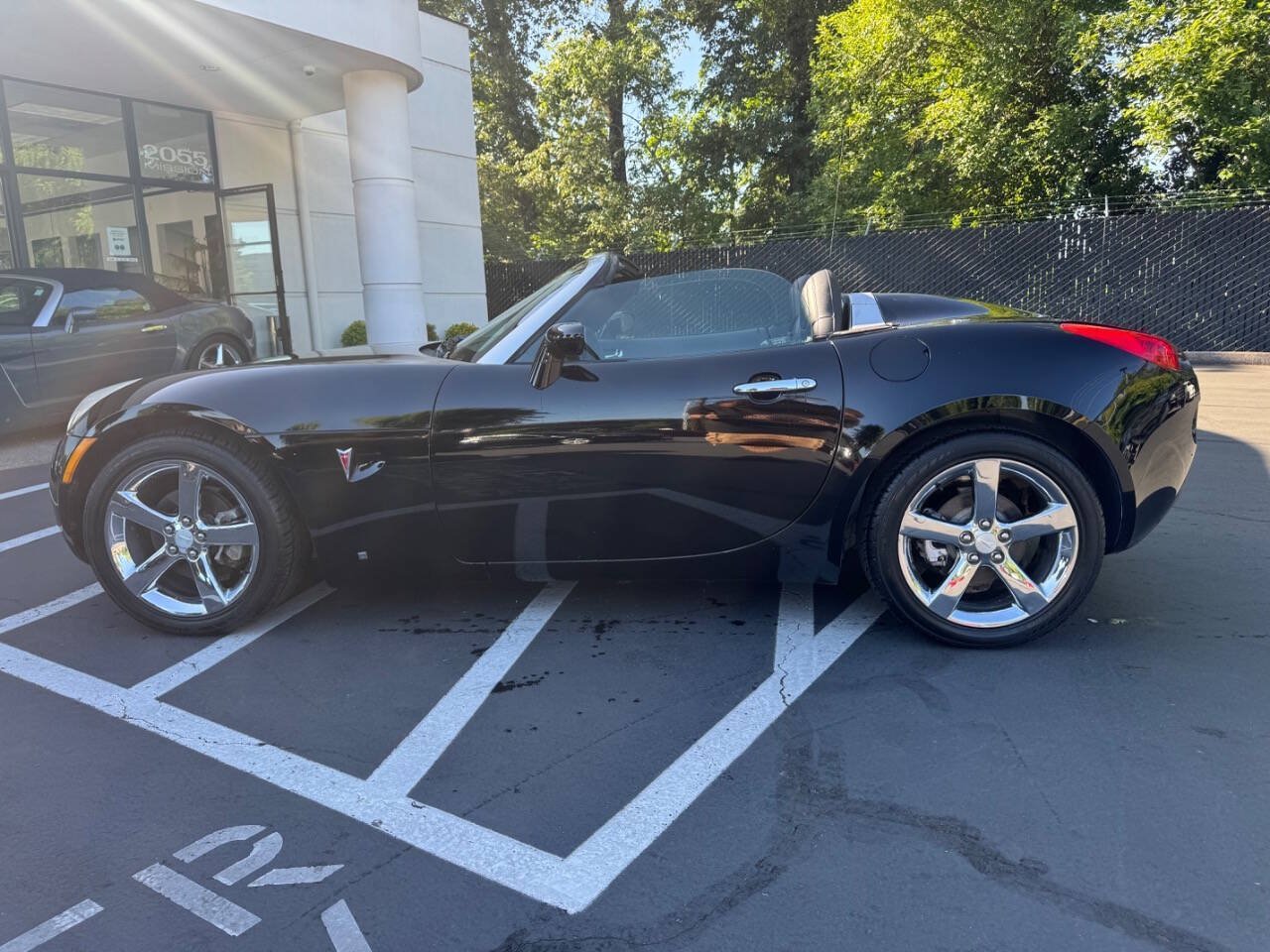 Used 2006 Pontiac Solstice Convertible w/ Premium Package RWD image 2