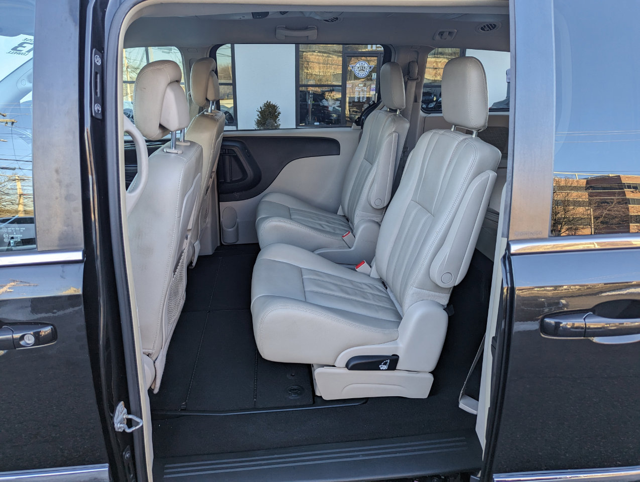 Used 2013 Chrysler Town & Country Touring image 43