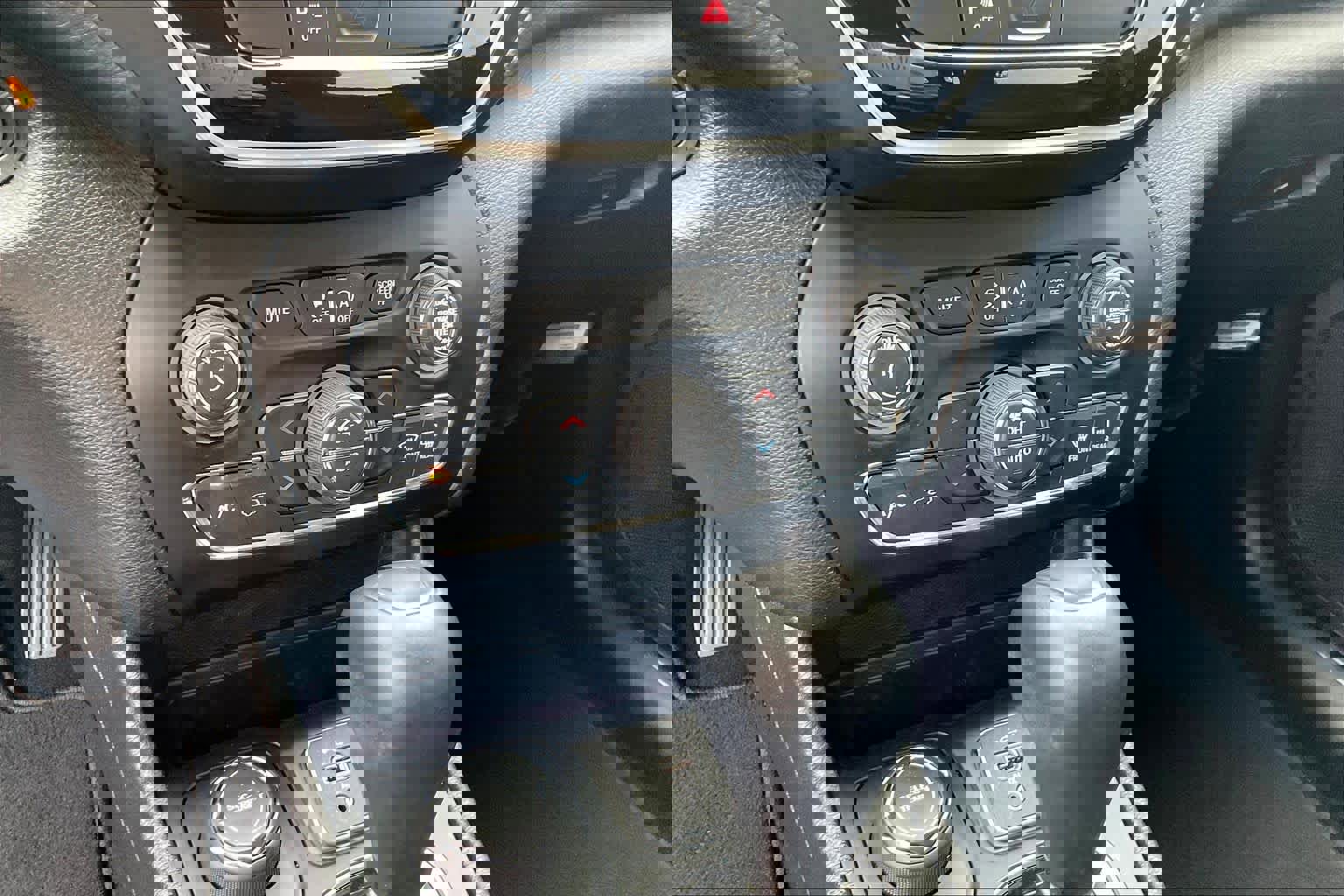 Used 2019 Jeep Cherokee Limited image 32