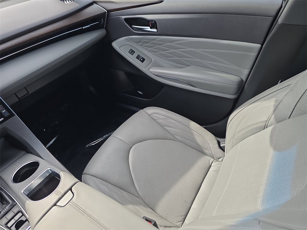 Used 2021 Toyota Avalon Limited image 17