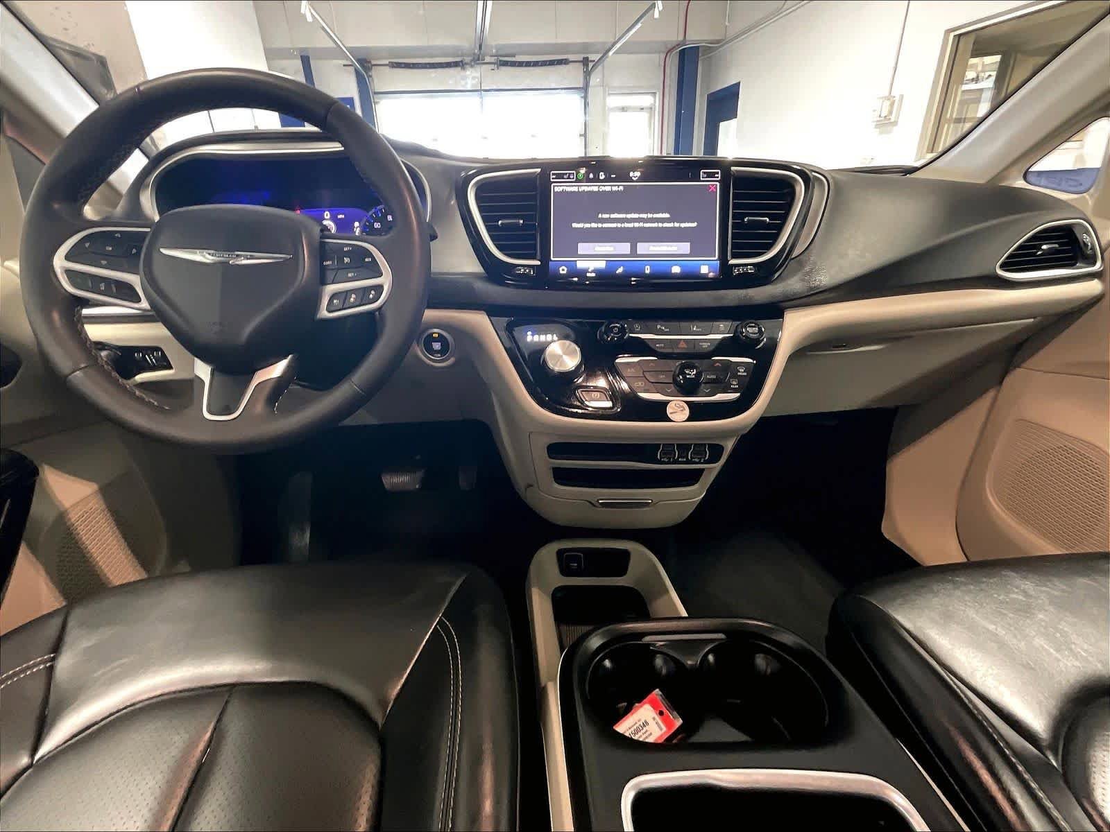 Used 2023 Chrysler Pacifica Touring-L FWD image 22