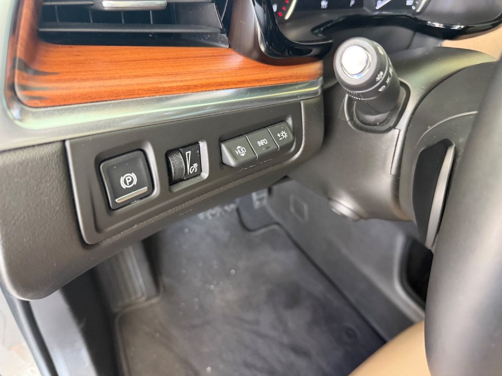 Used 2018 Cadillac XT5 Platinum w/ Driver Assist Package AWD/4WD image 13