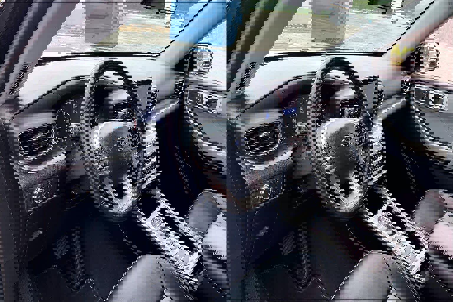 Used 2022 Ford Explorer XLT w/ Equipment Group 202A image 17