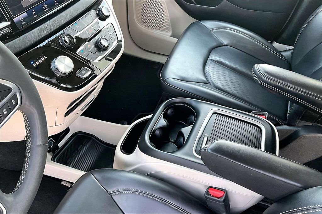 Used 2023 Chrysler Pacifica Touring-L image 15