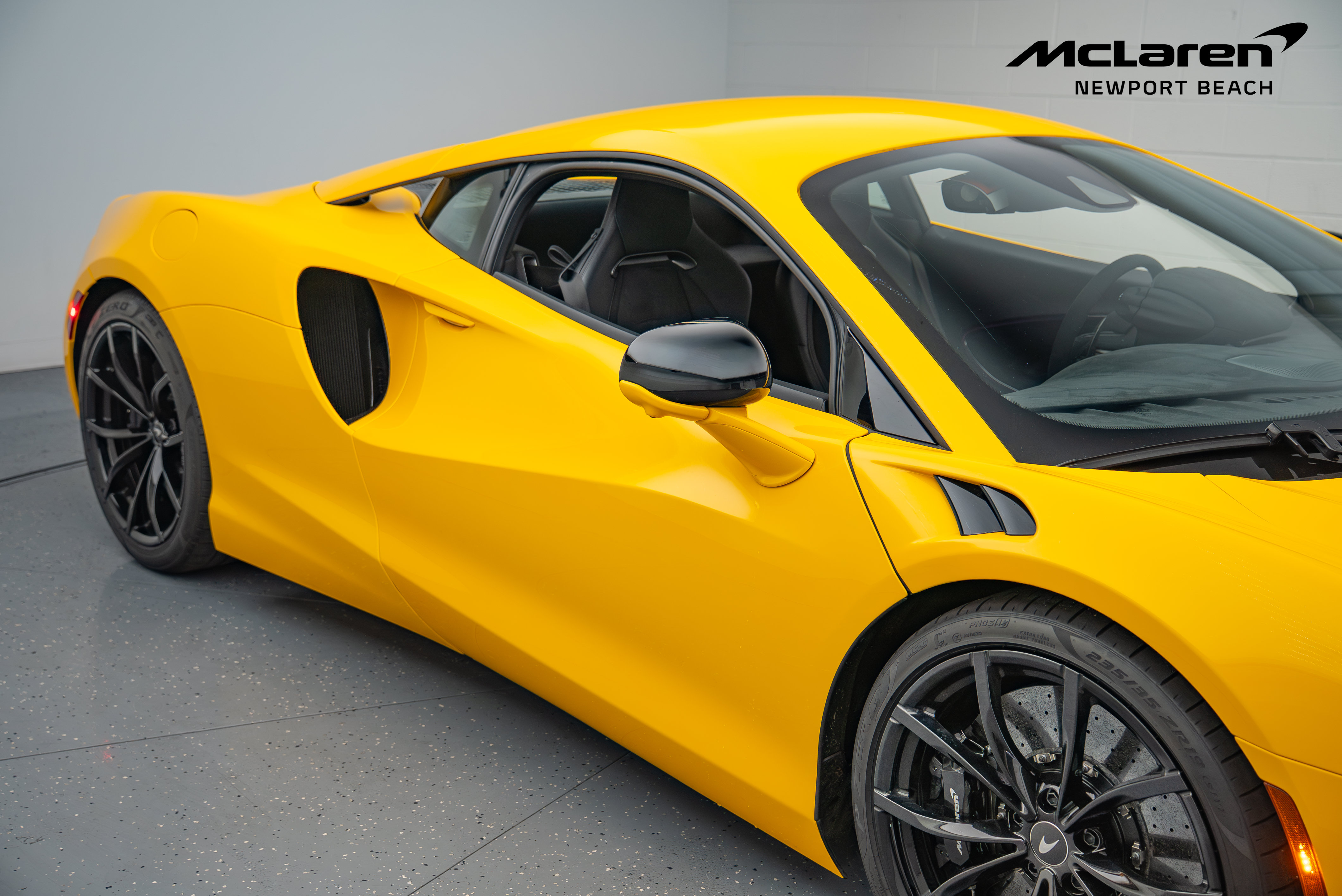 Used 2024 McLaren Artura RWD image 27