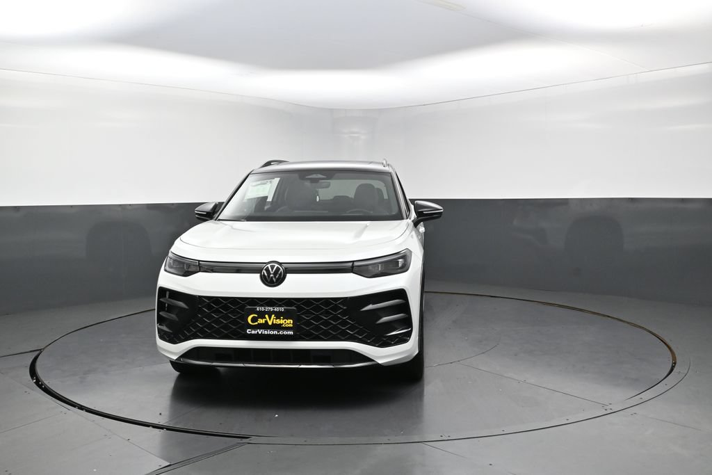 Used 2025 Volkswagen Tiguan SE R-Line AWD/4WD image 4