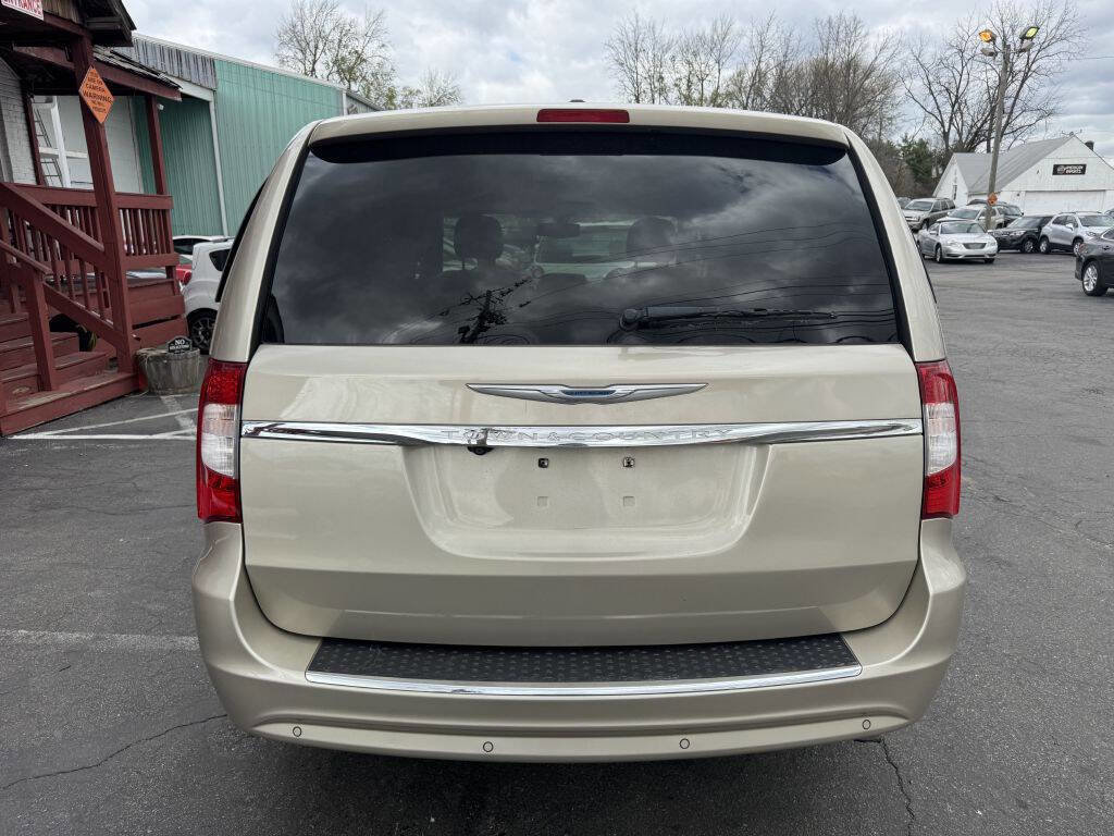 Used 2014 Chrysler Town & Country Touring-L FWD image 4