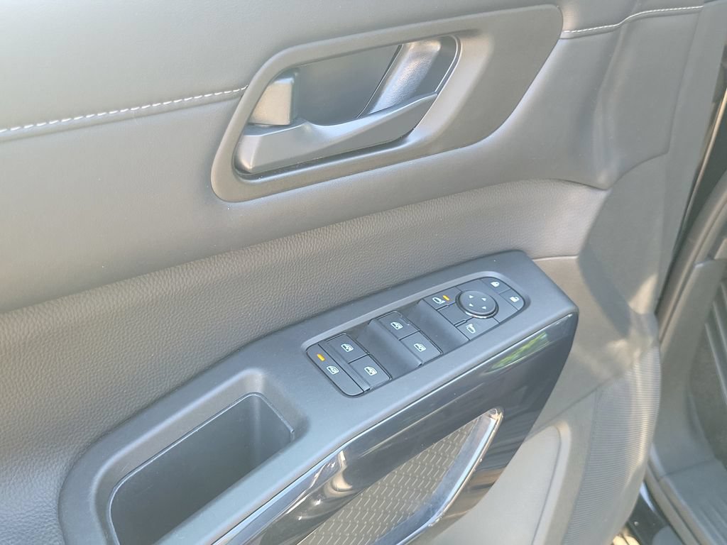Used 2025 Nissan Pathfinder SV FWD image 24