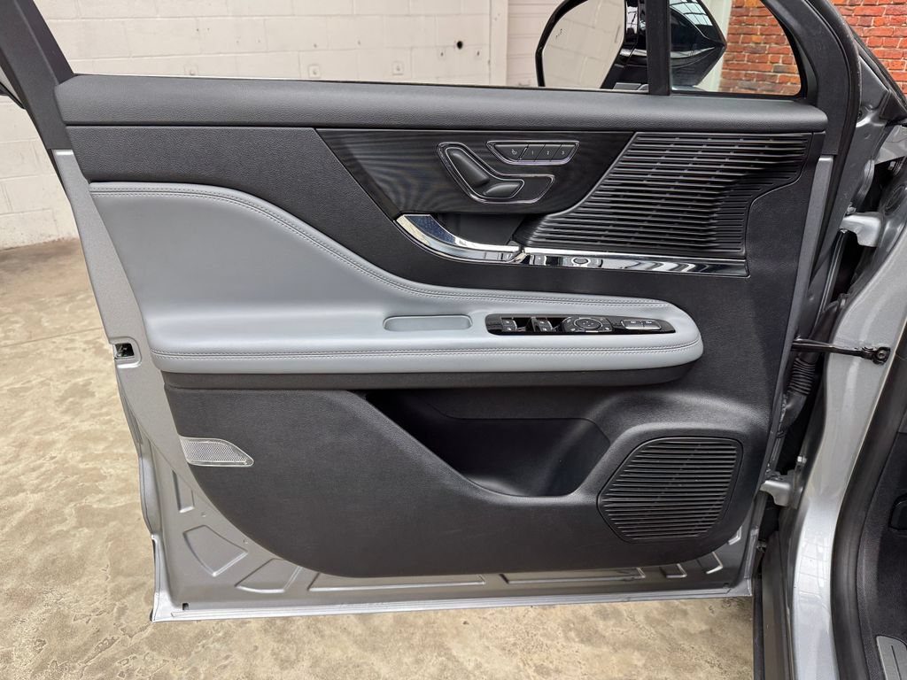 Used 2022 Lincoln Corsair AWD w/ Equipment Group 101A image 9