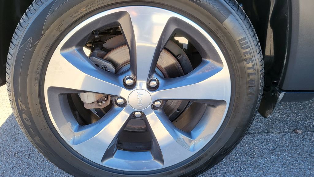 Used 2019 Jeep Cherokee Limited image 16