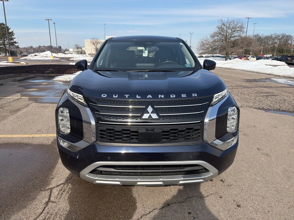 Used 2022 Mitsubishi Outlander SE image 2