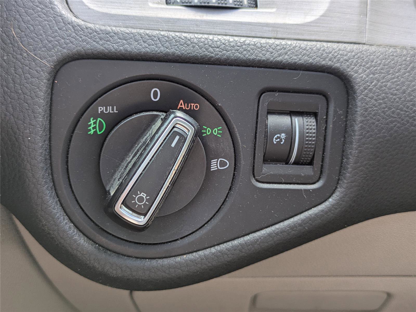 Used 2016 Volkswagen Golf SE w/ Lighting Package image 28