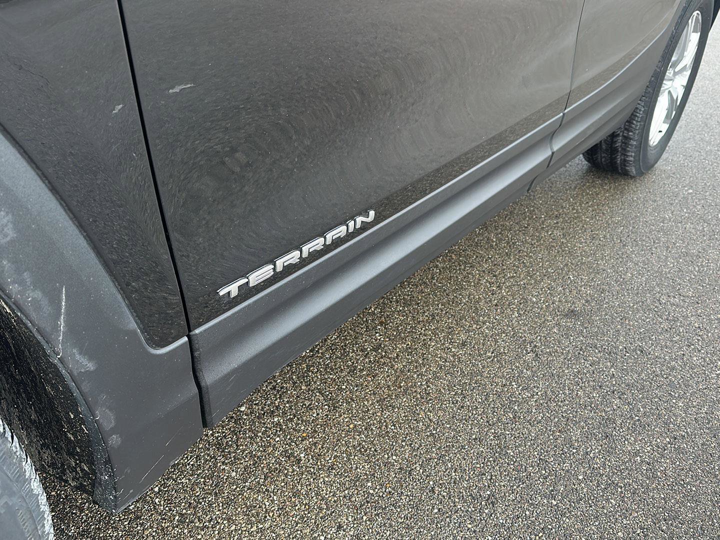 Used 2024 GMC Terrain SLE w/ Driver Convenience Package image 3