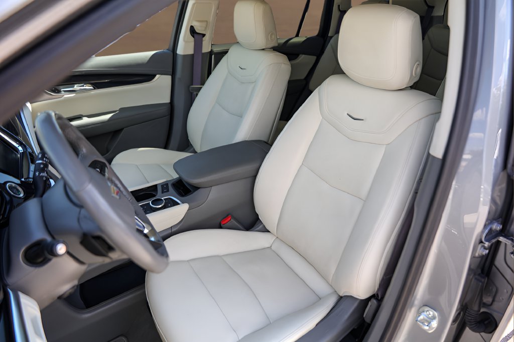 Certified 2025 Cadillac XT6 Premium Luxury FWD image 7