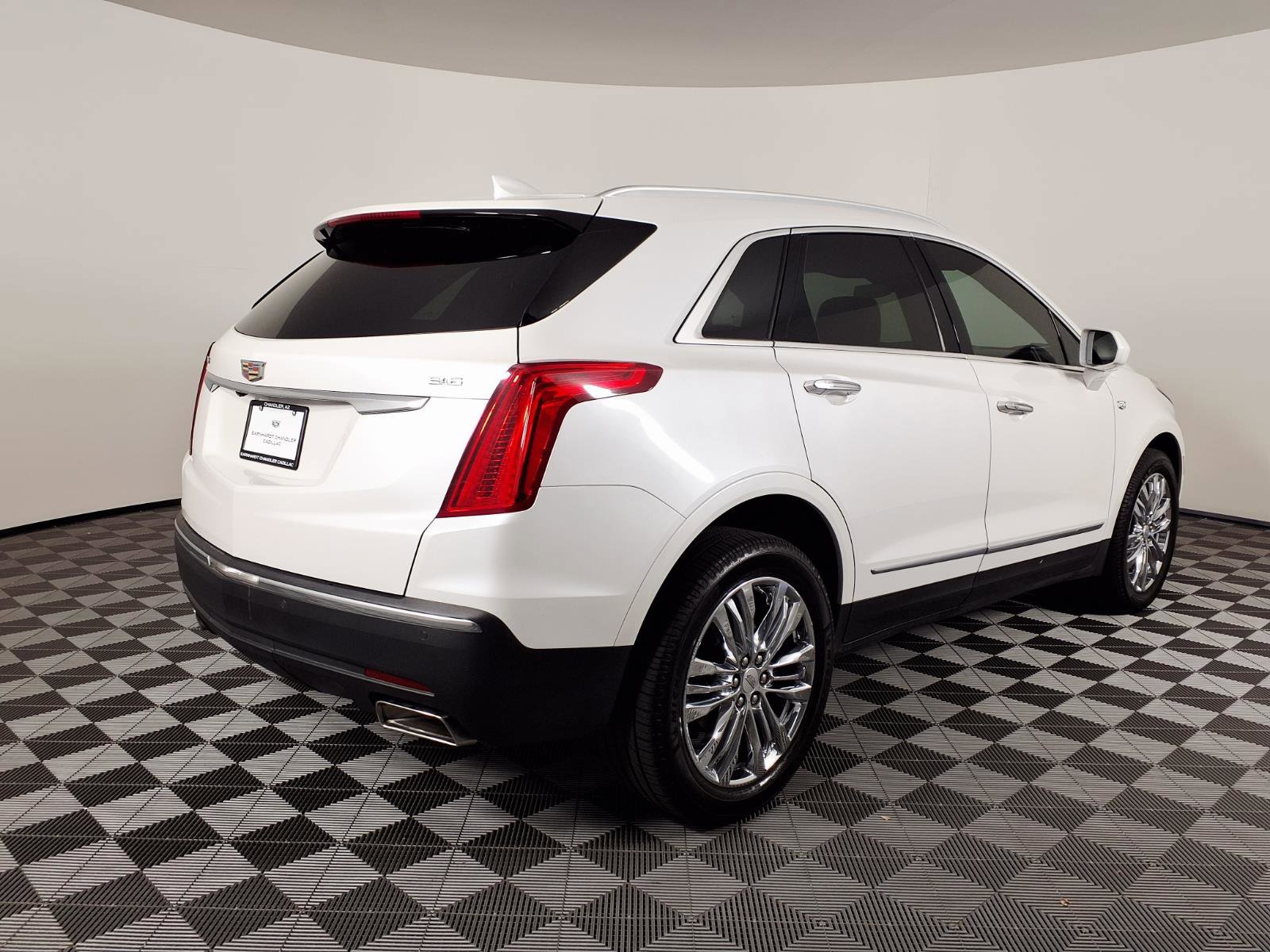 Used 2017 Cadillac XT5 Premium Luxury FWD image 4