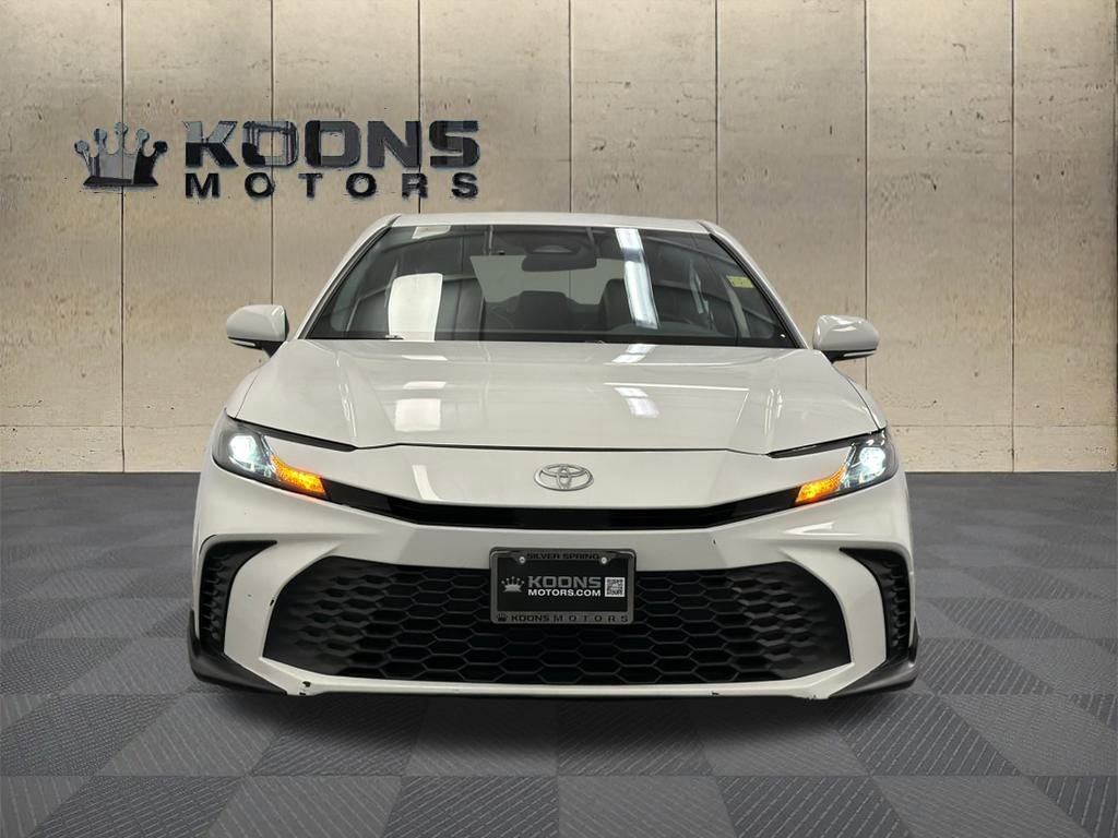 Used 2025 Toyota Camry SE image 3
