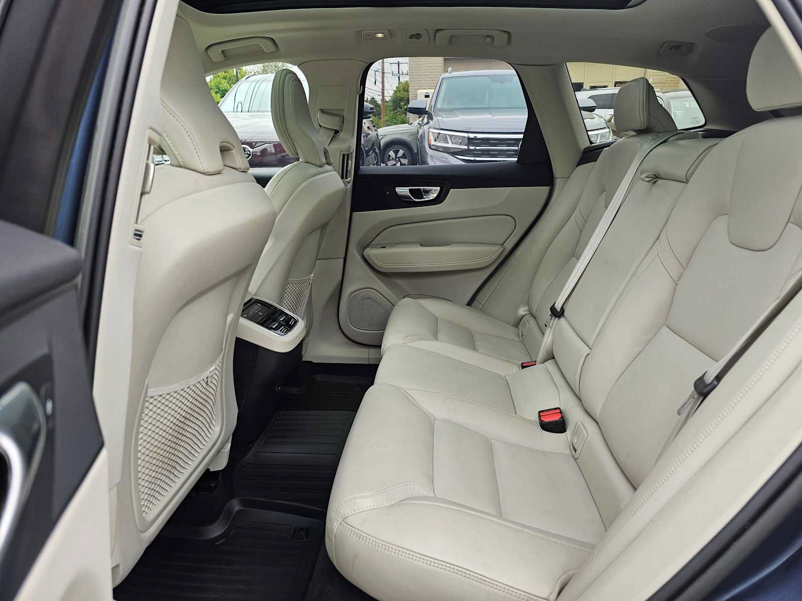 Used 2023 Volvo XC60 B6 Ultimate w/ Protection Package Premier AWD/4WD image 18