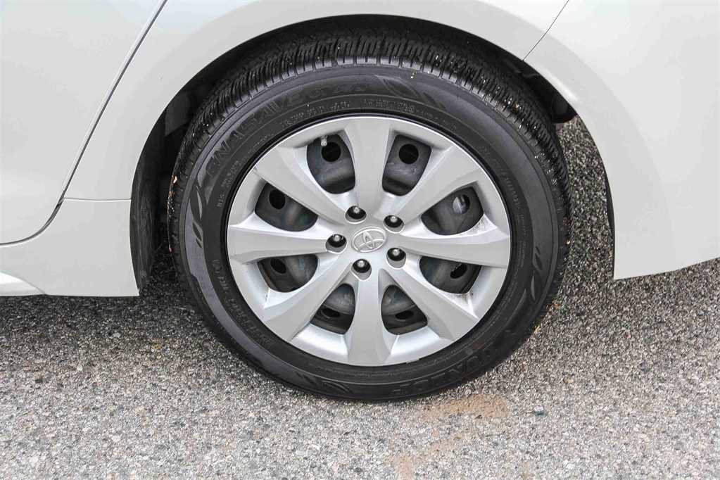 Used 2021 Toyota Corolla LE w/ Carpet Mat Package (TMS) image 8