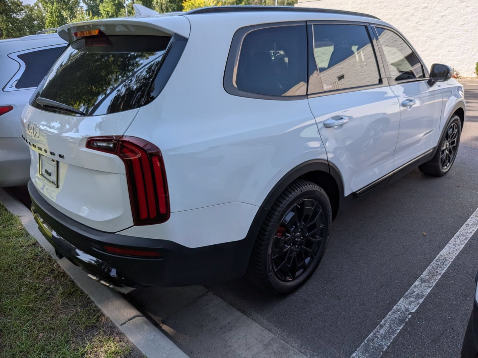 Used 2022 Kia Telluride SX w/ Nightfall Edition Package AWD/4WD image 2