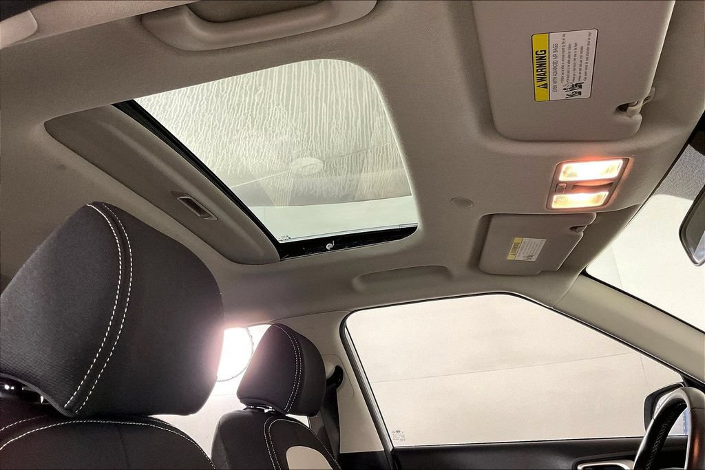 Used 2022 Hyundai Venue SEL FWD image 29