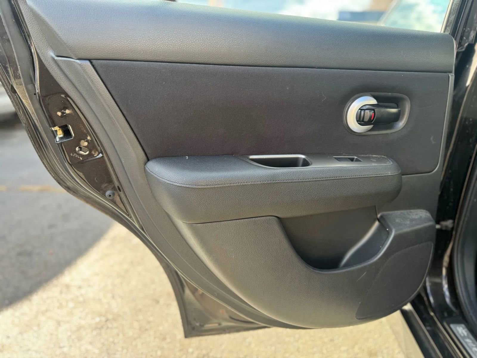Used 2011 Nissan Versa SL w/ Premium Pkg FWD image 9