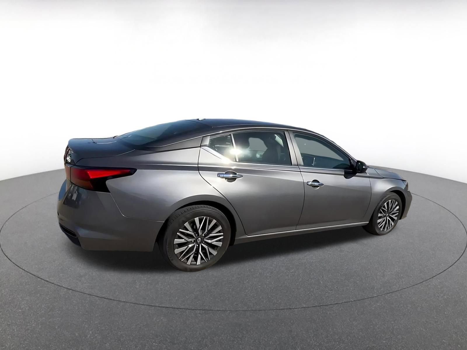 Used 2025 Nissan Altima 2.5 SV FWD image 15
