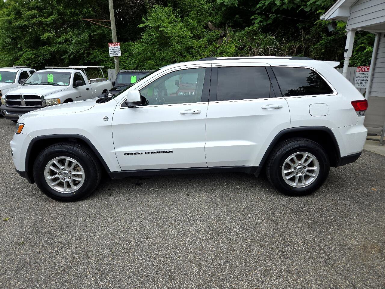 Used 2020 Jeep Grand Cherokee Laredo image 2
