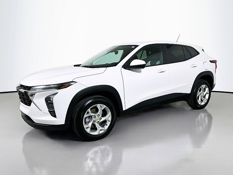 Used 2024 Chevrolet Trax LS w/ LS Convenience Package image 3