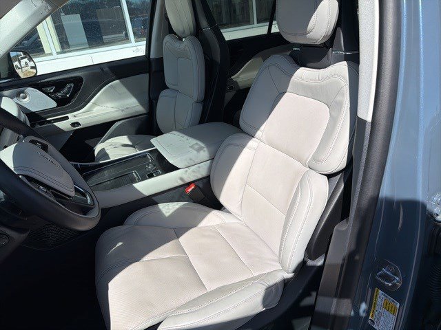 Certified 2025 Lincoln Aviator Reserve w/ Equipment Group 201A image 13