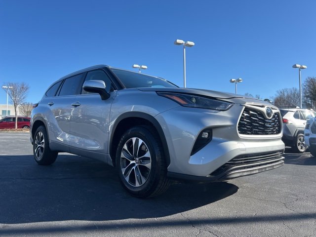 Used 2024 Toyota Highlander XLE image 3