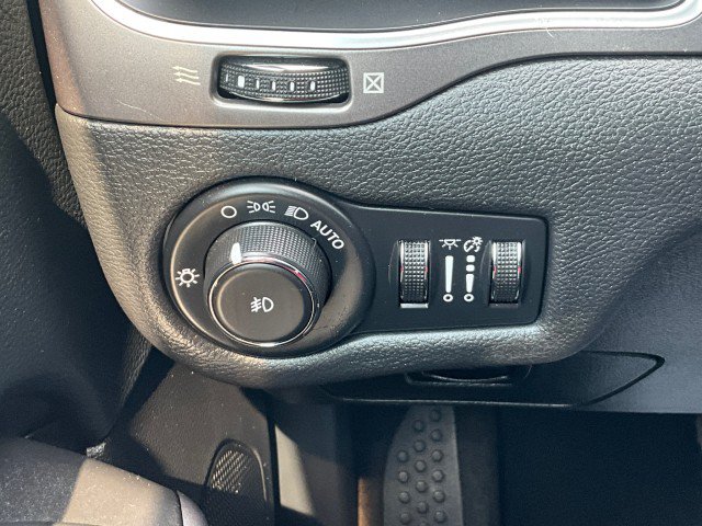 Used 2020 Jeep Cherokee Latitude Plus w/ Cold Weather Group AWD/4WD image 15