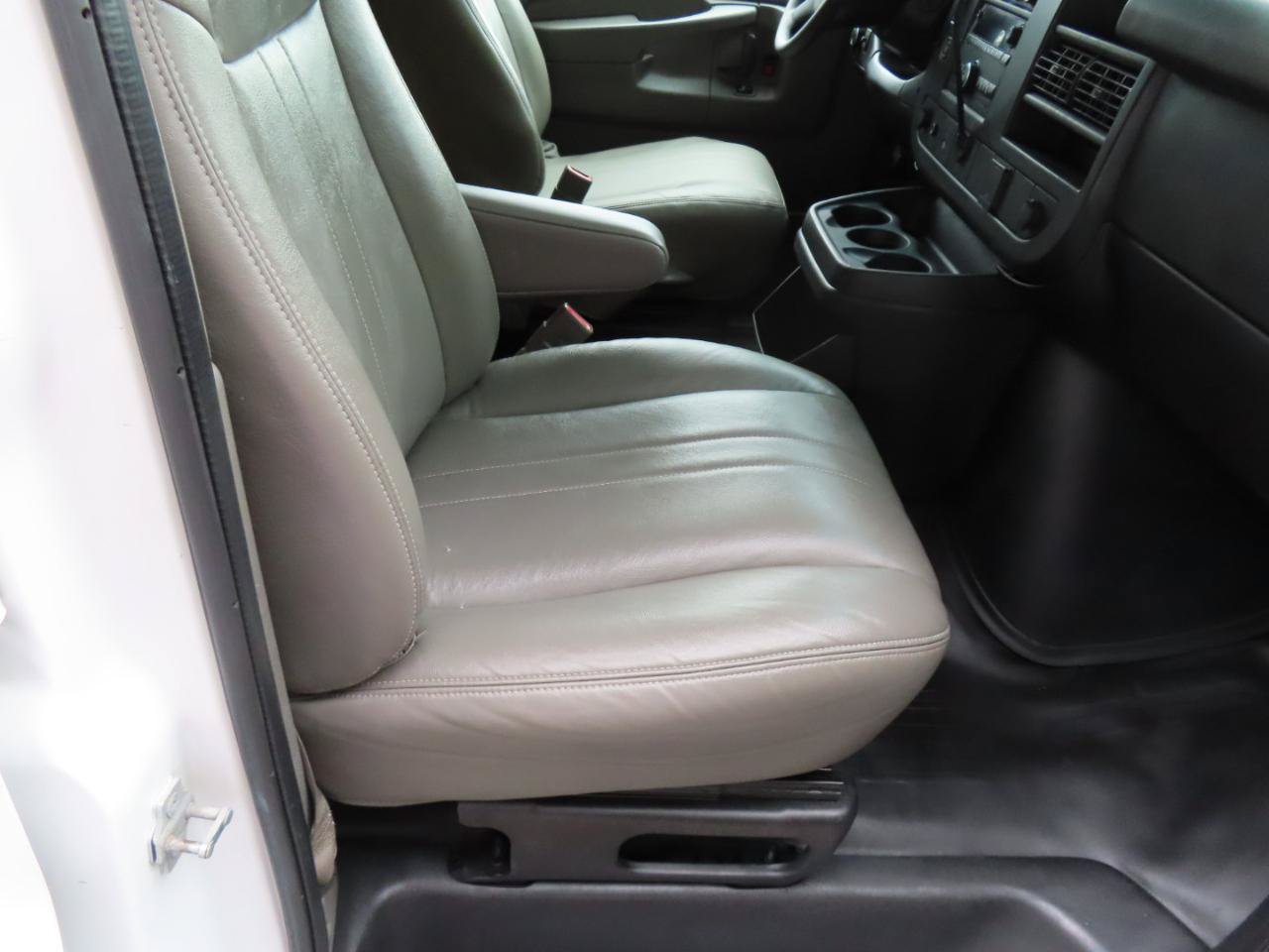 Used 2015 Chevrolet Express 2500 RWD image 14