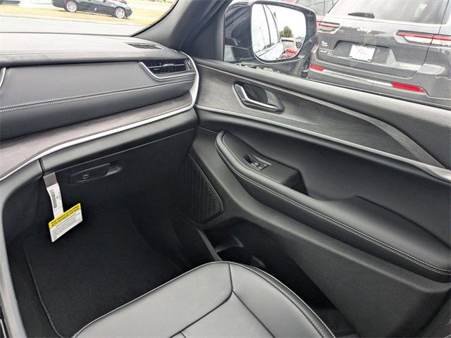 New 2025 Jeep Grand Cherokee Limited w/ Black Appearance Package image 17