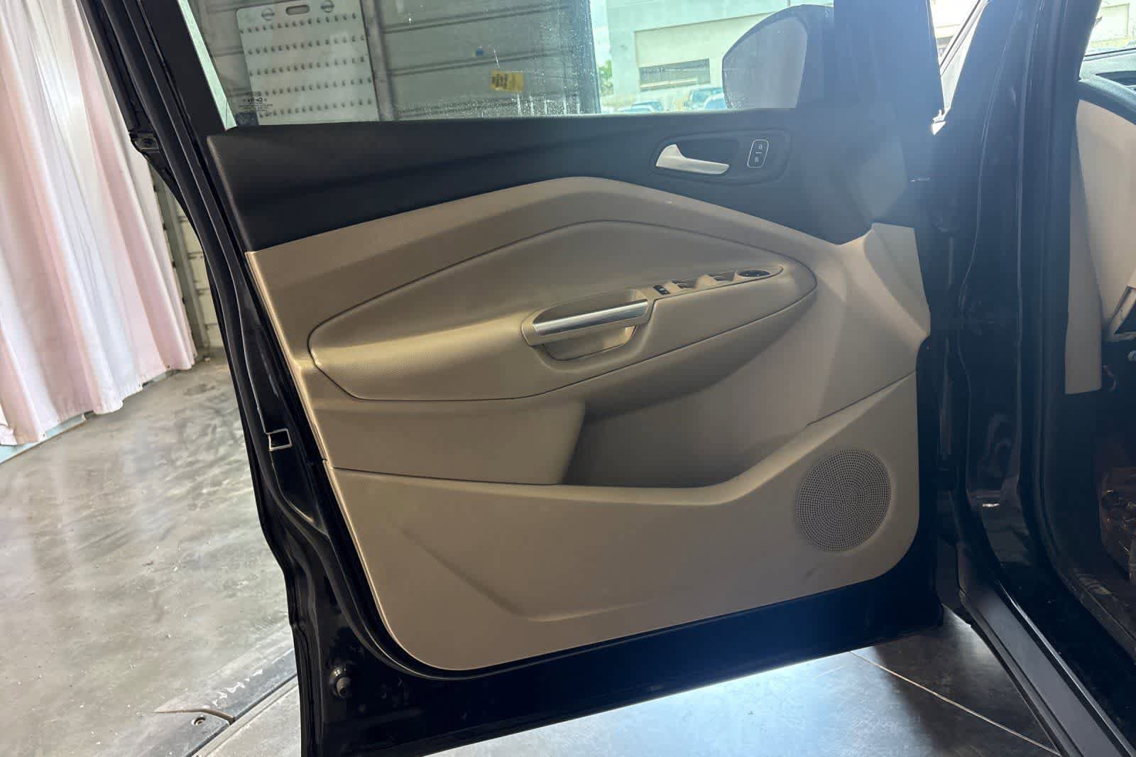 Used 2018 Ford Escape SE w/ Ford Safe & Smart Package FWD image 15