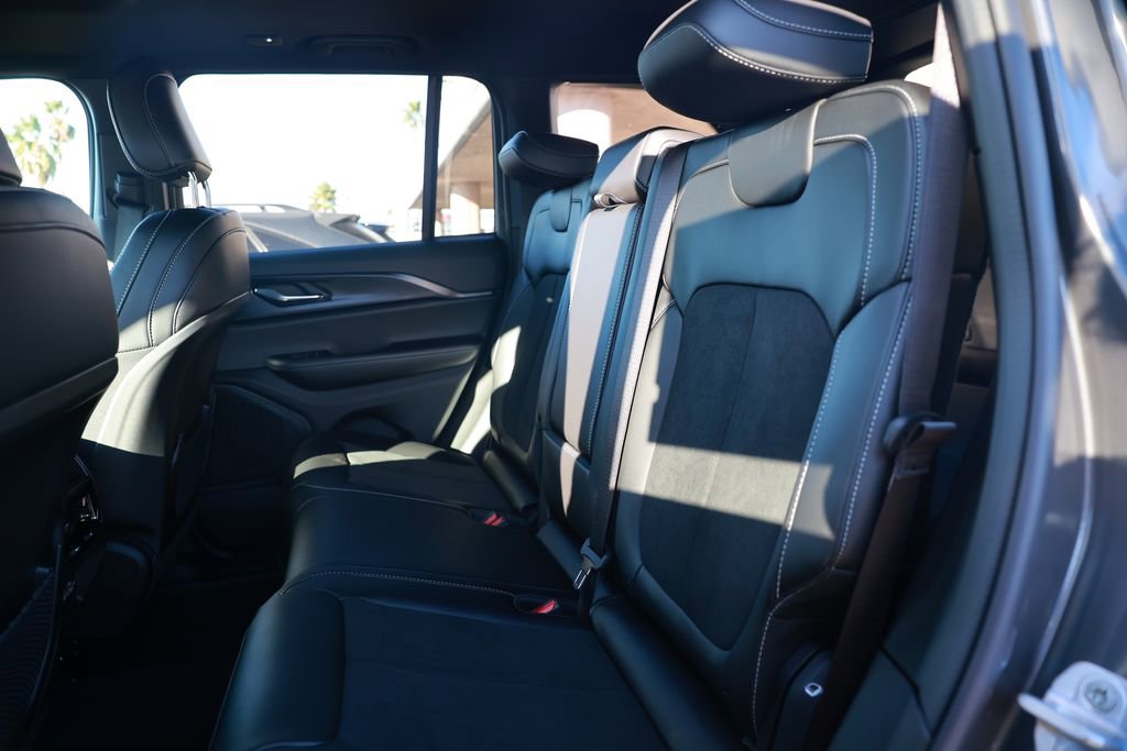 New 2025 Jeep Grand Cherokee Altitude image 28