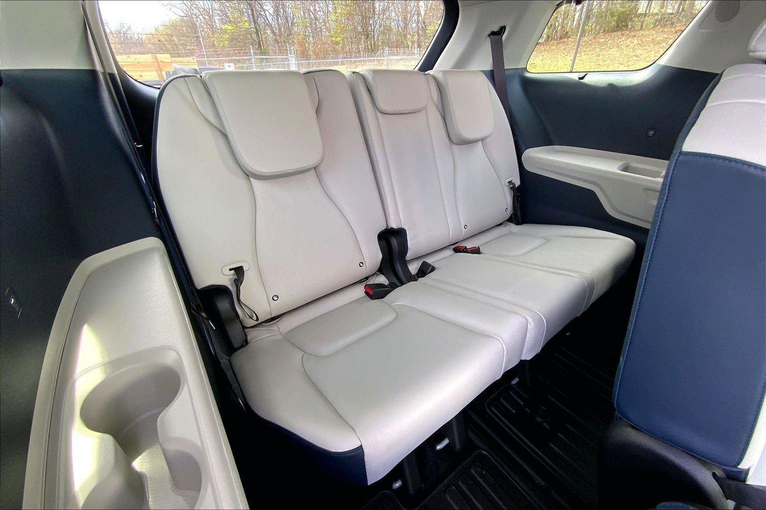 Used 2025 Kia Carnival EX image 11