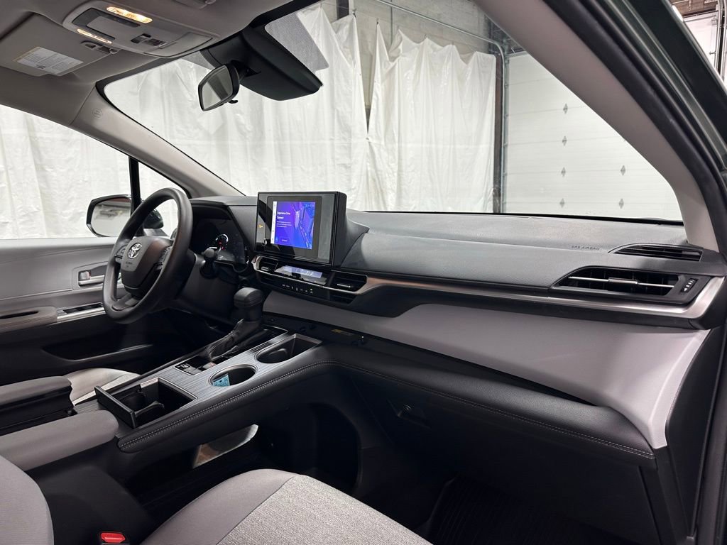 Used 2025 Toyota Sienna LE image 65
