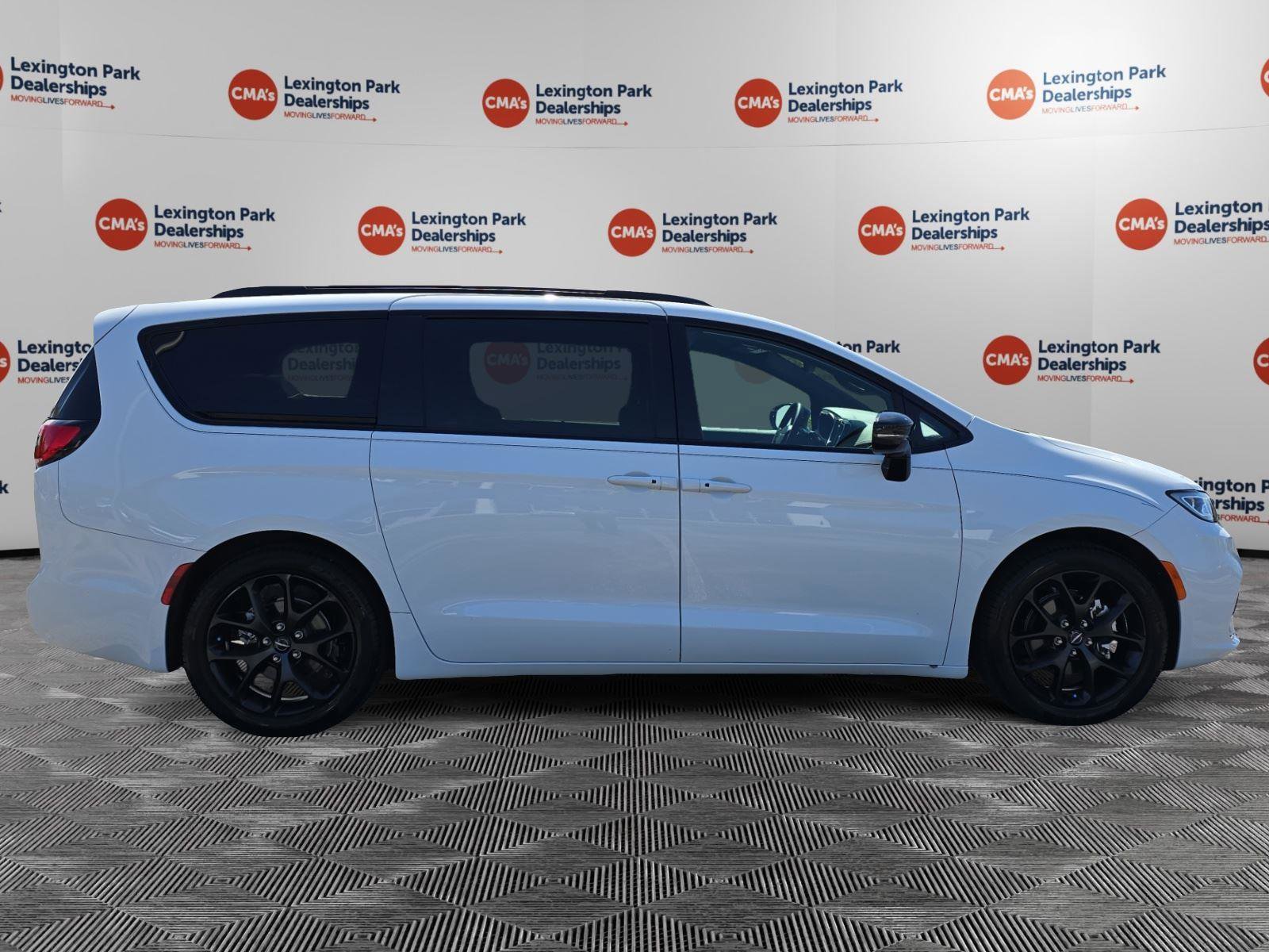 Used 2024 Chrysler Pacifica Limited w/ Uconnect Theater Family Group image 8