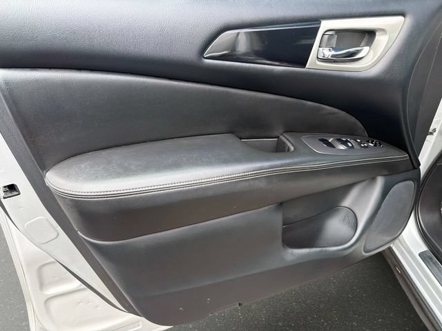 Used 2020 Nissan Pathfinder SV w/ Cargo Package FWD image 17