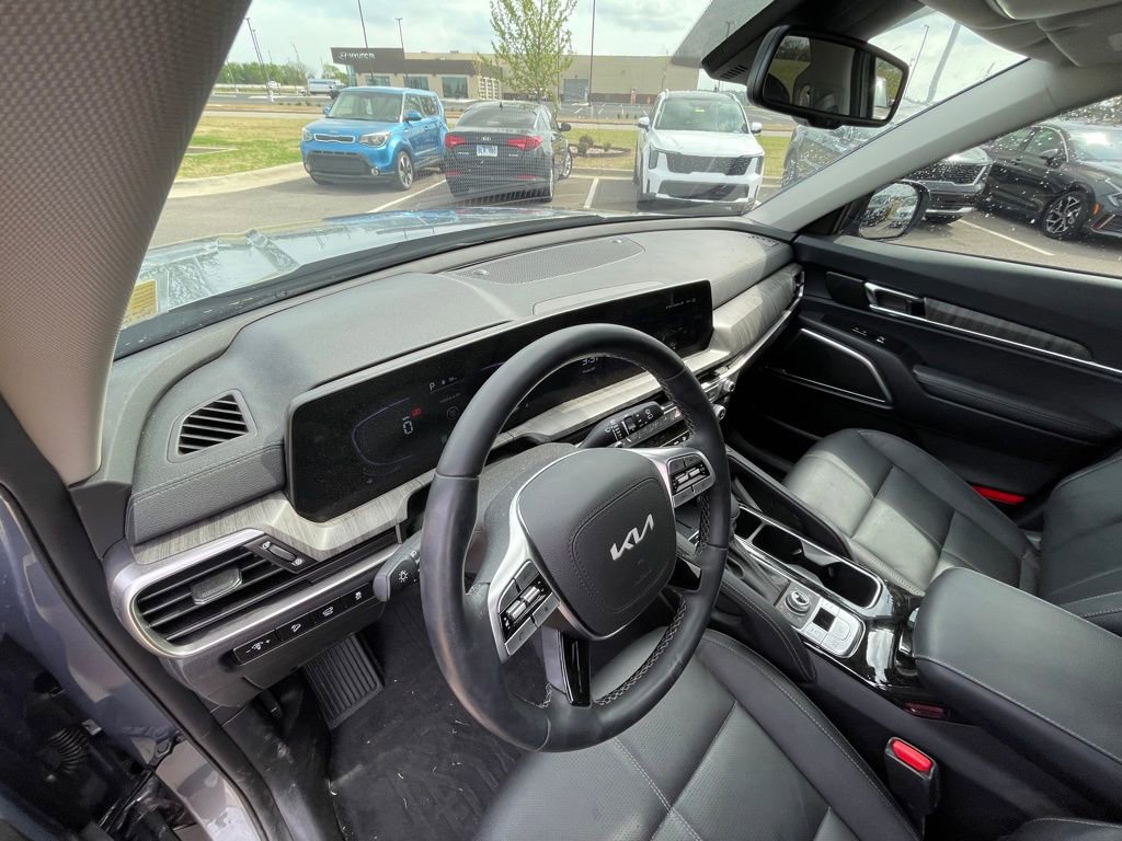 Used 2025 Kia Telluride EX w/ EX Captain's Chair Package image 6