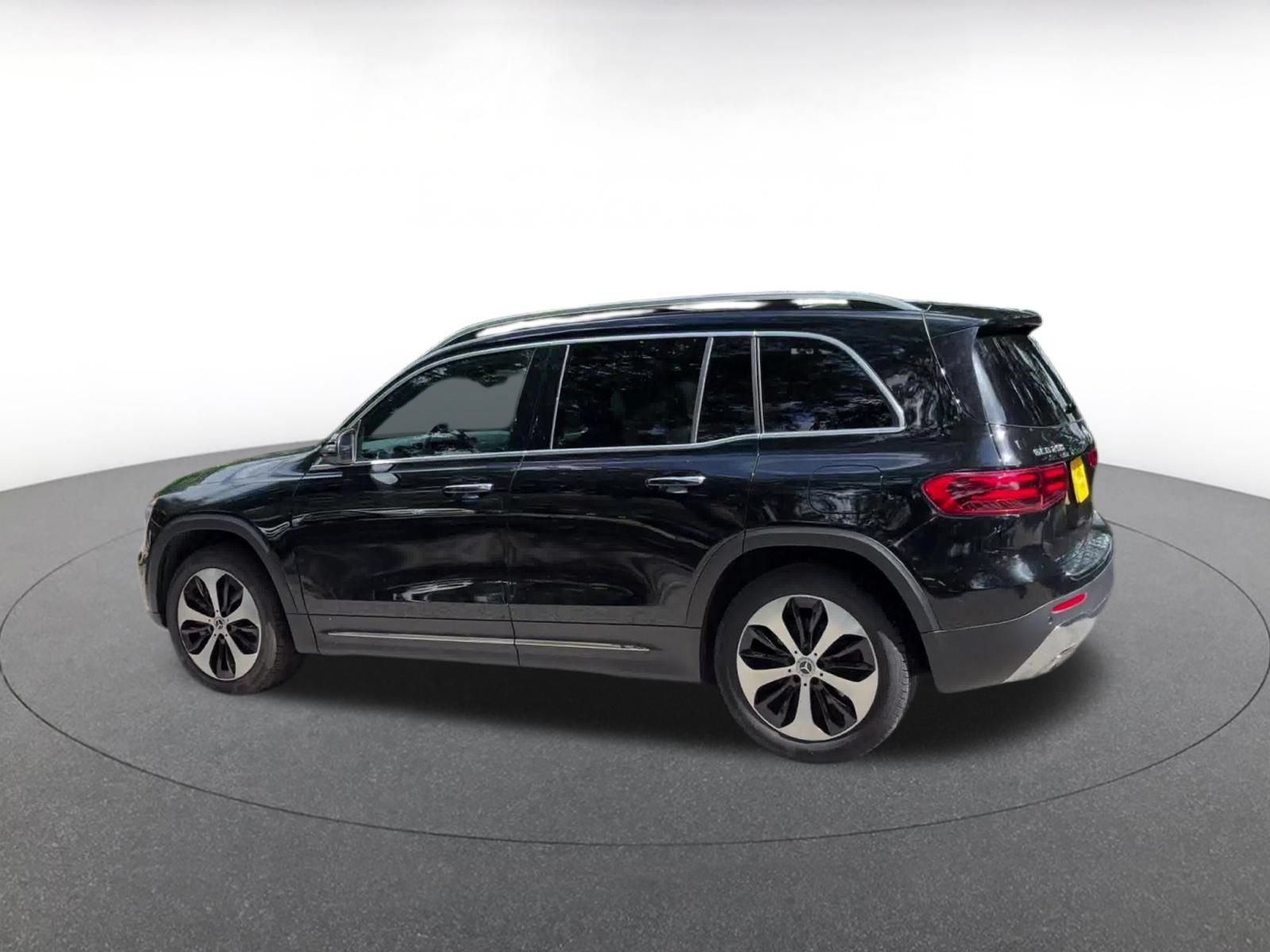 Used 2025 Mercedes-Benz GLB 250 4MATIC image 10